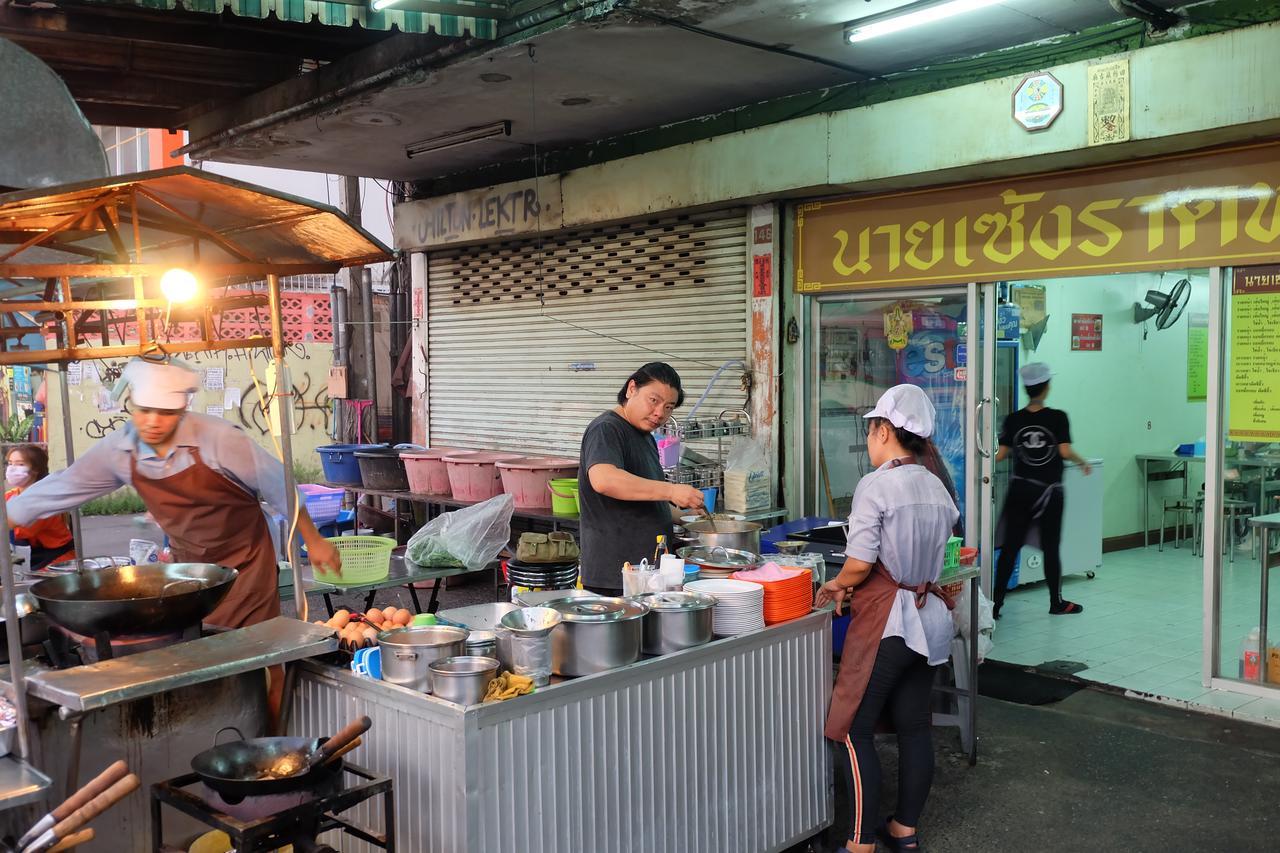 Хостел Baan Paan Sook Unitato Бангкок Екстер'єр фото